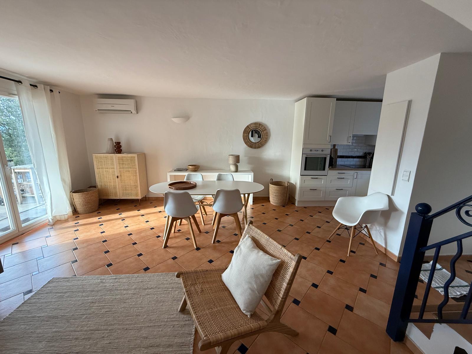 Woonkamer met eettafel en open keuken