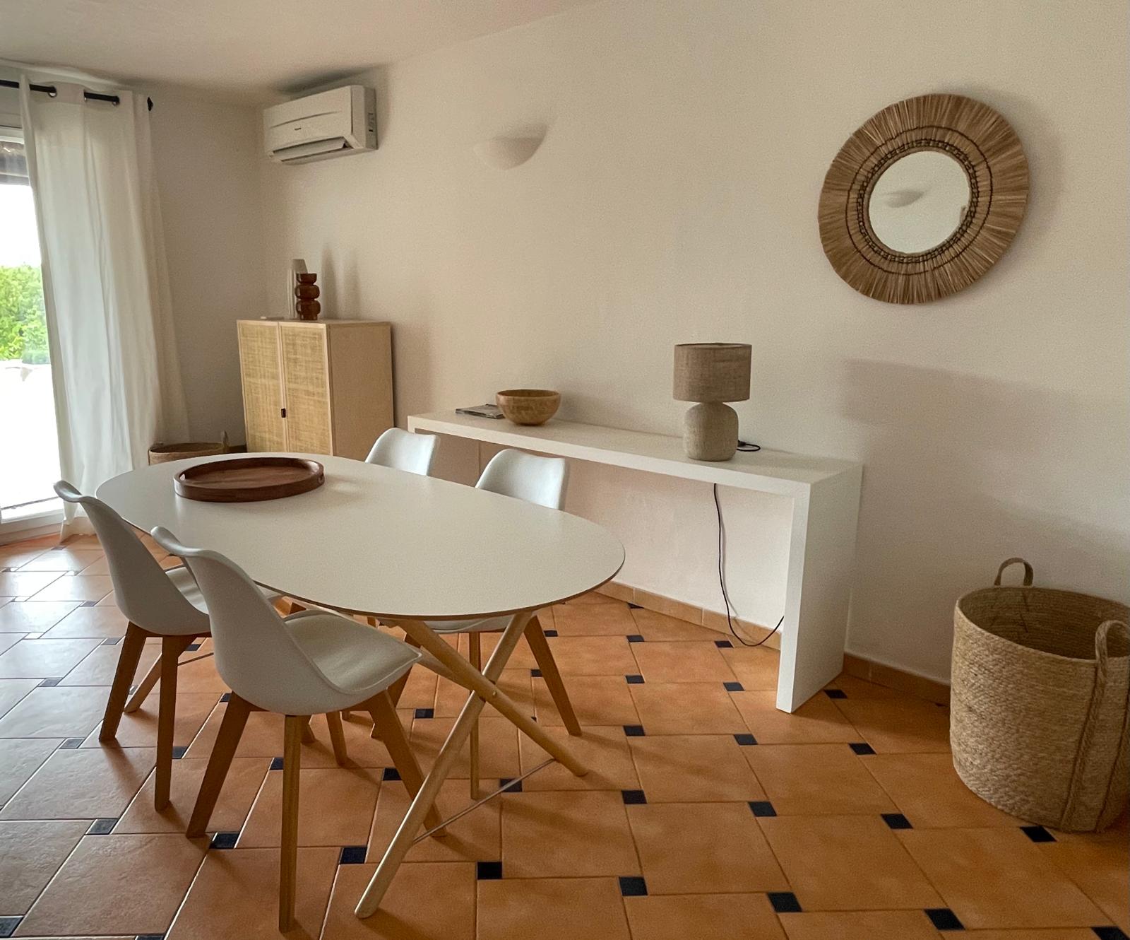 Eettafel en sideboard