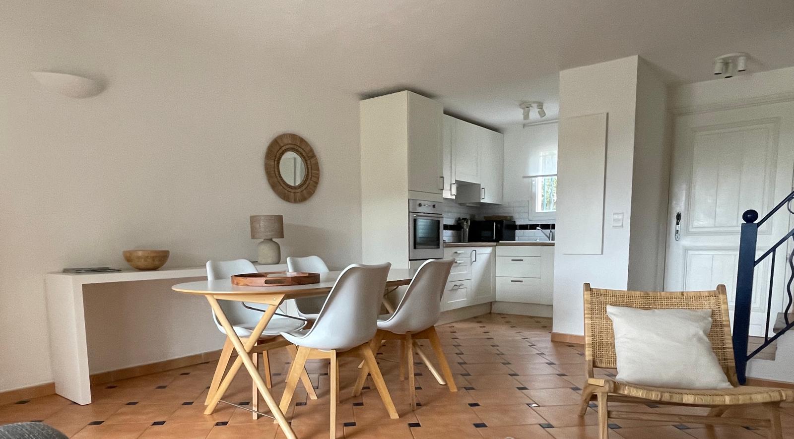 Eetruimte met zicht op de open keuken