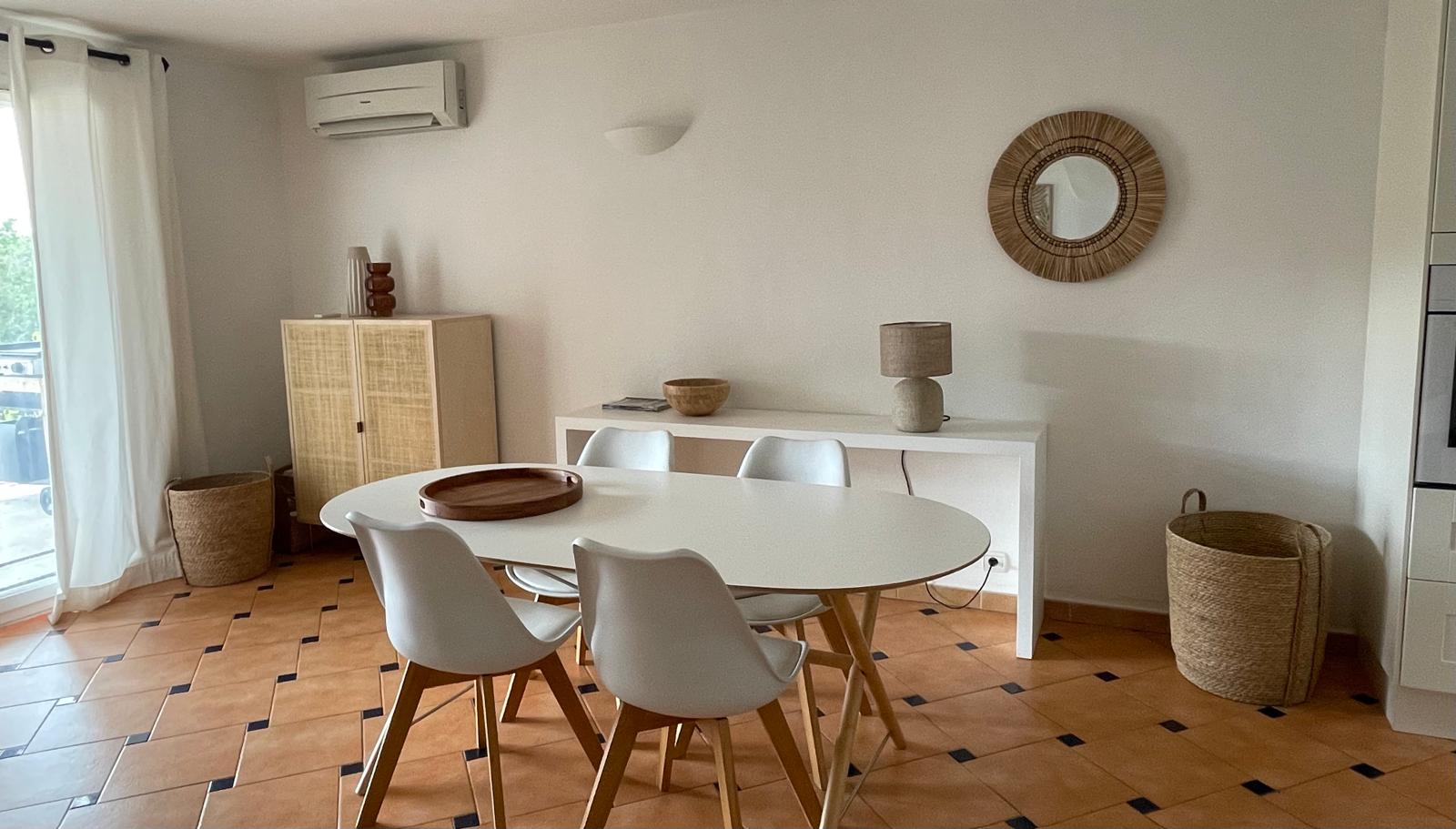 Eetruimte met ovale tafel