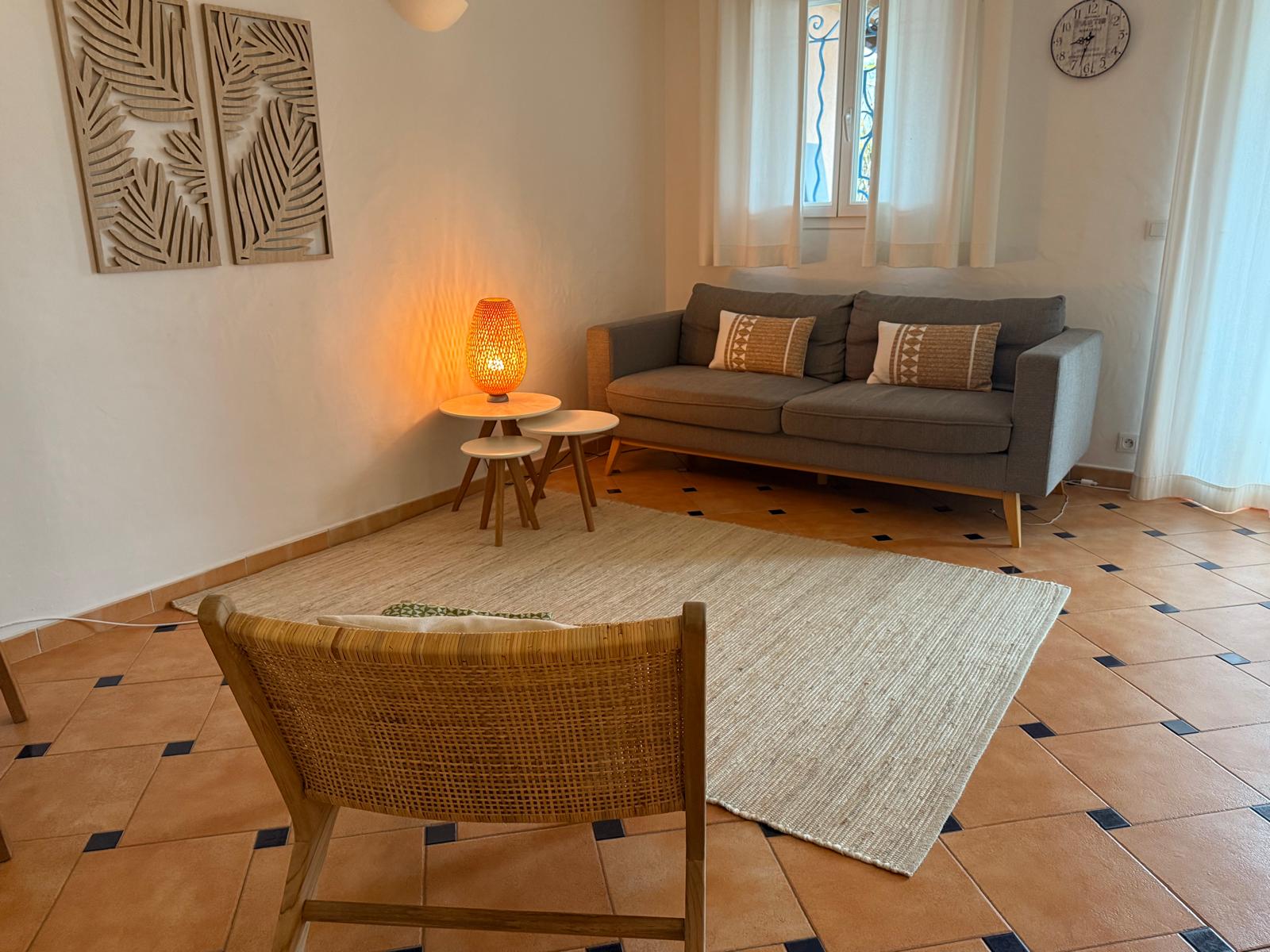 Zithoek met bank en rieten fauteuil
